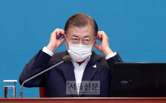 문재인 대통령이 14일 오후 청와대 여민관에서 열린 수석보좌관회의에 참석해 머리발언을 끝낸 뒤 마스크를 쓰고 있다. 2020. 9. 14. 도준석 기자 pado@seoul.co.kr