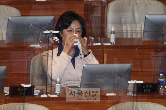 추미애 법무부 장관이 14일 오후 서울 여의도 국회에서 열린 본회의에서 물을 마시고 있다.2020. 9. 14 김명국 선임기자 daunso@seoul.co.kr