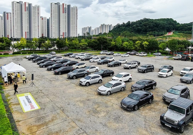 남양주시가 지난 6일 이패동 체육문화센터 주차장에서 간부 직원들이 각자 차에 타 마주하지 않은 채 현안을 논의하는 ‘드라이브인 방식의 회의를 갖고 있다. 남양주시 제공