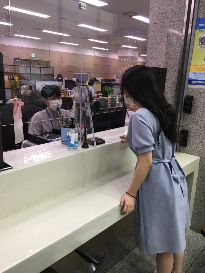 용인시 수지구청 민원실에 설치된 양방향 마이크의 모습. 용인시 제공 