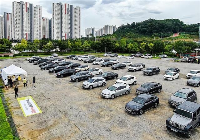남양주시가 지난 6일 이패동 체육문화센터 주차장에서 ‘드라이브인’방식으로 간부회의를 하고 있다.  남양주시 제공