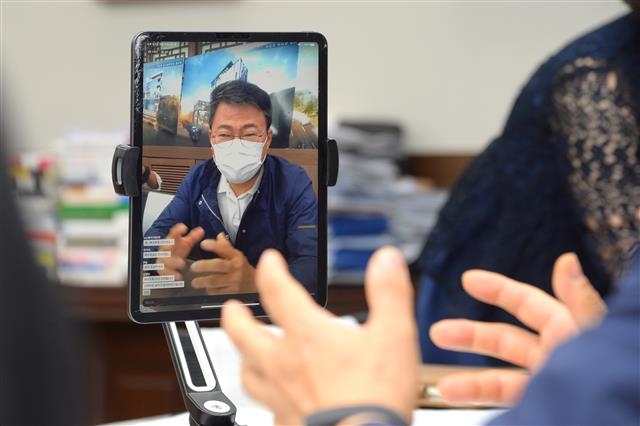 서양호 중구청장이 지난 11일 ‘2020 시민자문관 라이브 정책톡’을 열어 시민자문관들과 간담회를 하고 있다. 중구 제공