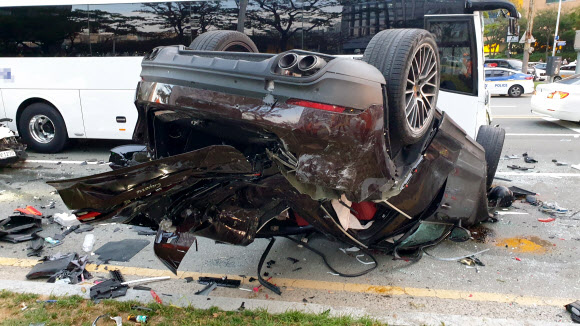 14일 오후 5시 43분께 부산 해운대구 중동역 인근 교차로에서 7중 충돌 사고가 나 운전자 등 7명이 다쳤다. 2020.9.14<br>소방본부제공 제공