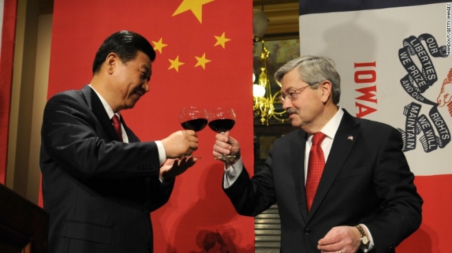 2012년 2월 미국 아이오와주 디모인에서 시진핑(왼쪽) 당시 중국 국가 부주석이 테리 브랜스태드 당시 아이오와 주지사와 만나 건배하고 있다. 이모인 EPA 연합뉴스