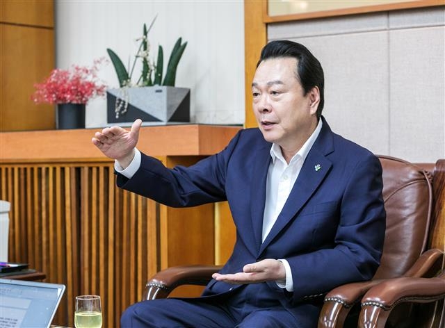 노현송 강서구청장이 2026년 완공을 목표로 본격 추진되는 통합신청사에 대해 설명하고 있다. 강서구 제공