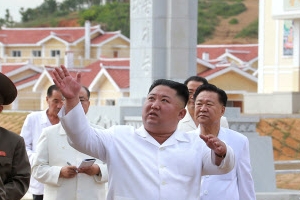 수해 복구 첫 마을 찾은 김정은 “인민군이 가장 큰 복”