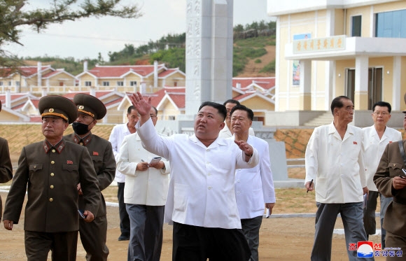 북한 김정은 국무위원장이 태풍 피해 복구를 끝낸 황해북도 금천군 강북리를 방문했다고 조선중앙통신이 15일 보도했다.(사진=연합뉴스)