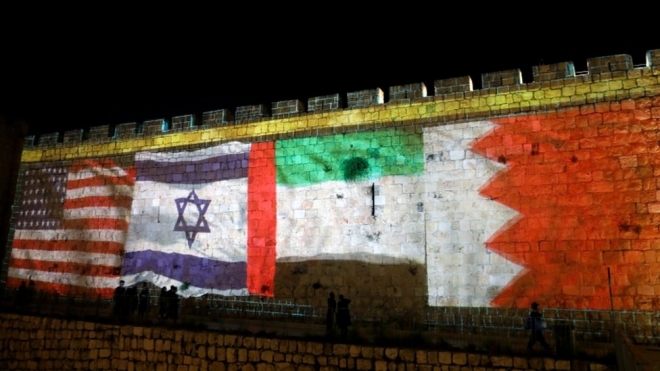 미국 백악관에서 아브라함 협정 서명식이 진행된 15일(현지시간) 이스라엘 예루살렘 올드시티의 성벽에 협정에 서명한 미국(왼쪽부터), 이스라엘, 아랍에미리트(UAE), 바레인 국기가 투사돼 있다. 예루살렘 AP 연합뉴스 