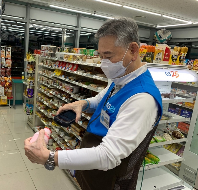 금천구 가산동에 개점한 어르신 고용 편의점에서 직원이 판매 물품을 확인하고 있다.