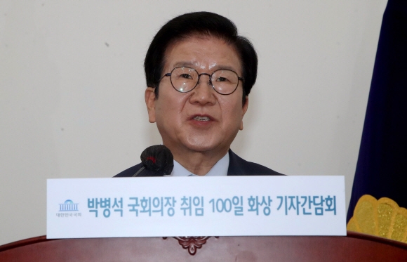 취임 100일을 맞은 박병석 국회의장이 16일 오후 서울 여의도 국회에서 신종 코로나바이러스 감염증(코로나19) 시대에 맞춰 비대면 방식으로 화상 기자간담회를 하고 있다. 2020. 9. 16 김명국 선임기자 daunso@seoul.co.kr