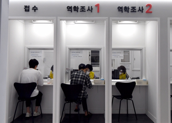 16일 서울 서초구 서초보건소에서 새롭게 문을 열 언택트 선별진료소를 찾은 시민들이 코로나19 검사를 받고 있다. 2020.9.16 박지환기자 popocar@seoul.co.kr
