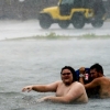 [포토] 허리케인 ‘샐리’에 침수된 주차장서 물에 잠긴 사람들