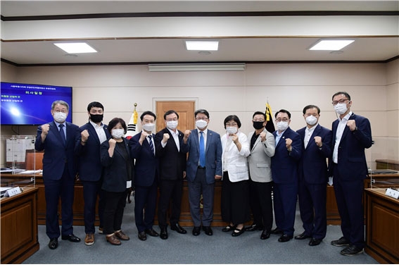 서울시의회 친일반민족행위청산 특위가 15일 제1차 회의를 열고 위원장으로 홍성룡 의원, 부위원장으로 봉양순, 양민규 의원을 각각 선출했다. 왼쪽부터 박순규, 송아량, 봉양순, 김정태, 박기열, 홍성룡, 최정순, 이광호, 최웅식, 유용, 양민규 위원