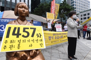 할머니 자발적 기부냐 심신 장애냐… 법정 간 윤미향 ‘준사기’