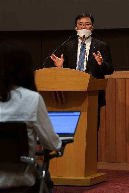 구본환 인천국제공항공사 사장이 16일 인천공항공사 대강당에서 기자회견을 열고 자신의 해임을 추진하는 정부 측 움직임에 대한 입장을 설명하고 있다. 뉴스1