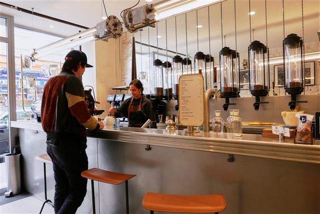 프랑스의 유명 요리사 알랭 뒤카스가 낸 프랑스 파리 르카페에서도 디카페인 원두를 이용한 커피 메뉴를 판매하고 있다.
