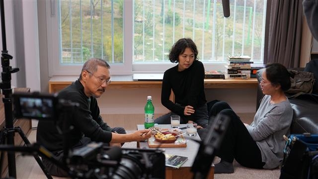 영화 ‘도망친 여자’ 촬영 도중 홍상수(왼쪽) 감독이 자신의 연인이자 페르소나인 김민희(가운데), 영순 역의 서영화와 장면에 대한 이야기를 나누고 있다. 홍 감독과 김민희가 작업한 일곱 번째 영화인 ‘도망친 여자’는 마치 단편소설집을 보는 듯 관계에 대한 잔잔한 파문을 그린다. 영화제작전원사 제공