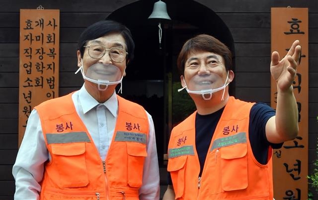 16일 ‘LG의인상´ 수상자로 나란히 선정된 박종수(왼쪽) 원장과 조영도(오른쪽) 사랑의 식당 총무이사가 환하게 웃고 있다. LG 제공