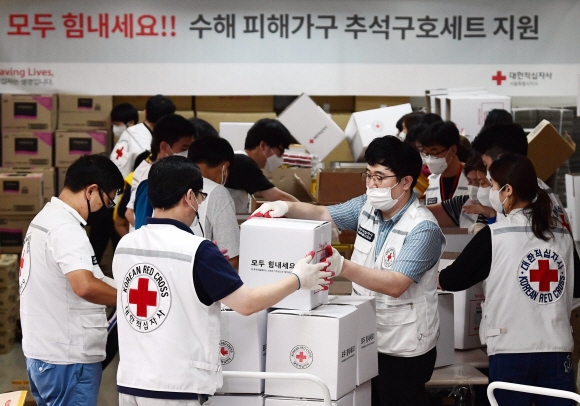 17일 서울 성동구 고산자로 대한적십자사 서울특별시지사에서 적십자 직원 및 봉사자들이 수해복구 지원을 위한 이재민 추석구호세트를 만들고 있다. 2020. 9. 17 박윤슬 기자 seul@seoul.co.kr