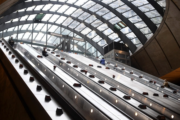 지난 3일(현지시간) 영국 런던의 금융중심지인 카나리 와프 지하철역의 에스컬레이터에 이용객이 거의 없다. AP
