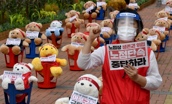 17일 서울 마포구 마포구청 앞에서 열린 노점단속관련 마포구청 규탄집회에 참석한 노점상인이 10인 이상 집회 금지 명령을 따르기 위해 빈 의자에 인형을 놓는 방식으로 진행된 아바타 집회에서 구호를 외치고 있다. 2020.9.17 박지환기자 popocar@seoul.co.kr