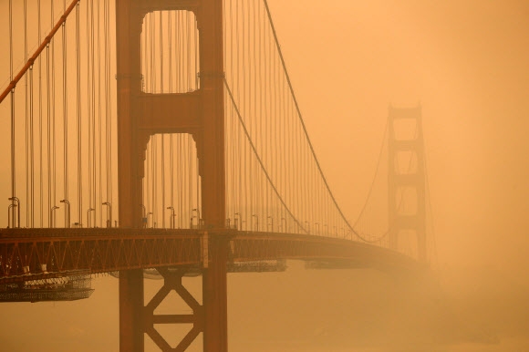 미국 샌프란시스코의 명물인 금문교가 지난 10일 산불로 인해 발생한 짙은 연기와 재로 뒤덮여 앞이 제대로 보이지 않는다. 샌프란시스코 로이터 연합뉴스
