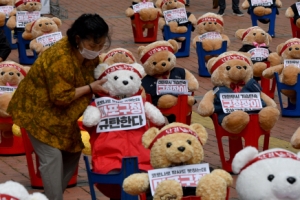 10인 이상 집회 금지에… 인형들이 나섰다