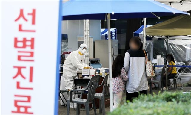 18일 서울 송파구 선별진료소에서 신종 코로나바이러스 감염증(코로나19) 검사를 받으려는 시민들이 대기하고 있다. 2020.9.18 뉴스1