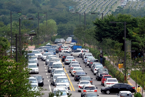 추석을 앞두고 미리 성묘를 하기 위해 인천 한 공원묘지를 찾은 인파와 붐비는 차량(자료사진). 서울신문 DB