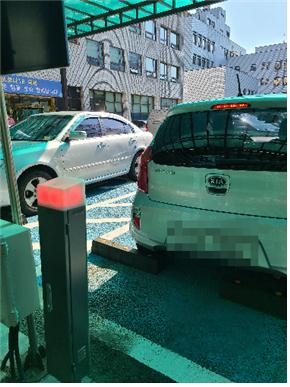 서울 양천구에’장애인주차구역 지킴이’가 설치된 모습. 양천구 제공