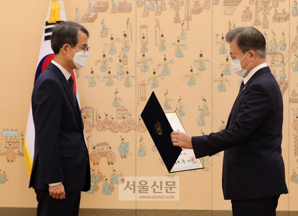 문재인 대통령이 18일 오후 청와대에서 이흥구 대법관에게 임명장을 주고 있다. 2020. 9. 18 도준석 기자 pado@seoul.co.kr