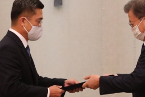 [서울포토] 문대통령, 신임 국방부장관, 국세청장 임명장 수여