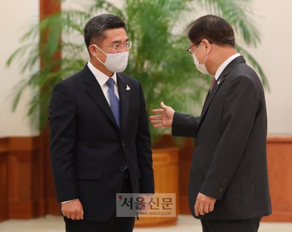 서훈 국가안보실장(오른쪽)이 18일 오후 청와대에서 열린 임명장 수여식에서 서욱 국방부 장관과 이야기를 나누고 있다.2020. 9. 18 도준석 기자 pado@seoul.co.kr