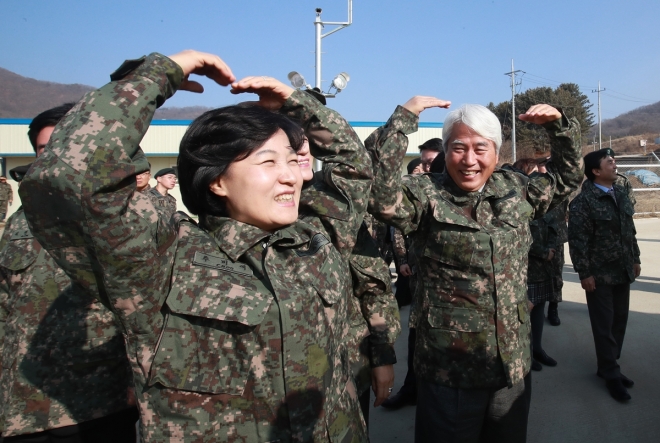 더불어민주당 추미애 대표가 3일 오후 경기도 파주의 한 포병부대를 방문해 다연장로켓인 ‘천무’ 장비를 살피던 중 탑승한 장병을 향해 두 팔로 하트를 그리고 있다. 2017.1.3  연합뉴스