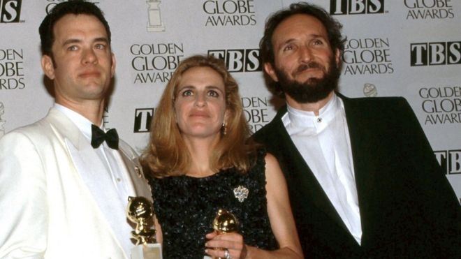 1995년 골든글로브 시상식에서의 톰 행크스(왼쪽부터), 제작자 웬디 파인먼, 원작자 윈스턴 그룸. 셔터스톡 제공 BBC 홈페이지 캡처