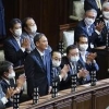 日 스가 총리와 주먹인사 한 국회의원 코로나 확진…‘비상’