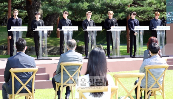 19일 오후 청와대 녹지원에서 열린 제1회 청년의 날 기념식이 열려 방탄소년단의 RM이 청년대표 연설을 하고 있다. 2020.9.19  도준석 기자 pado@seoul.co.kr