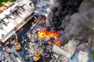 [포토] 치솟는 검은 연기…평택 폐기물 재활용시설 화재