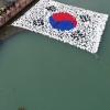바닷물에 출렁이는 태극기 ‘눈길’