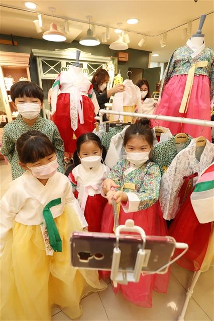 꼬까옷 입고 ‘찰칵’… 마음은 벌써 한가위