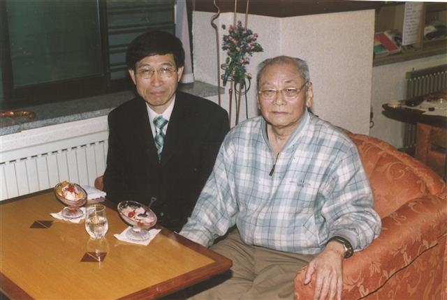 1971년 서울신문 신춘문예에 동시 부문에 당선됐을 때 심사를 봤던 어효선(오른쪽) 시인. 사진은 어효선 시인이 별세하기 하루 전날 2004년 5월 14일에 찍은 것으로, 선생의 마지막 모습이 담긴 귀한 사진이다.