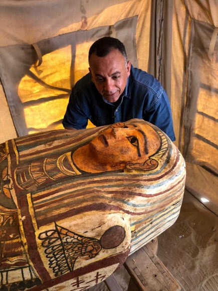 모스타파 와지리 이집트 고대유물 최고위원회 사무총장이 카이로 남쪽 사카라에서 발굴된 2500년 된 27개의 관 가운데 하나를 살펴보고 있다. 이집트 관광유물부 제공 AFP 연합뉴스 