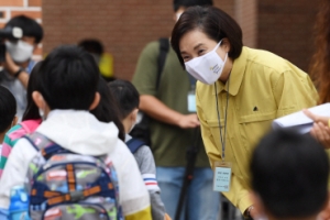 [서울포토] “어서와” 등교하는 학생들과 인사하는 유은혜 부총리