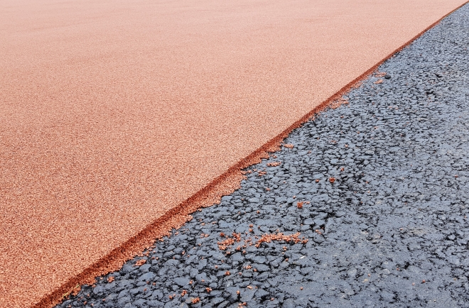 학교 운동장과 체육시설 등에 사용이 늘고 있는 투수성 코르크 바닥 포장재에 대한 KS 기준이 마련됐다. 국립산림과학원 제공