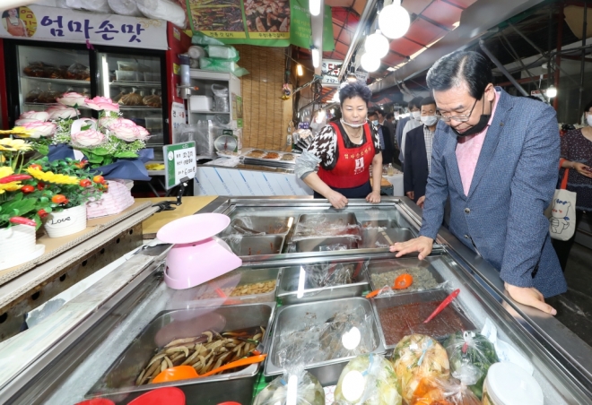 성장현 용산구청장이 지난 7월 10일 취임 10주년을 맞아 용산시장을 찾아 상인과 이야기를 나누고 있다.  용산구 제공