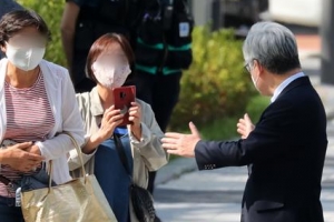 [포토] 지지자들과 인사 나누는 이재명 지사