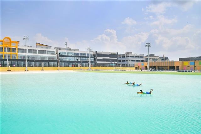 경기 시흥 시화MTV 거북섬 일대에 조성 중인 ‘해양레저복합단지’ 시설 가운데 하나인 인공서핑장 ‘웨이브파크’. 동아시아 최초로 다음달 7일 개장한다. 사계절 내내 서핑을 즐길 수 있는 ‘서프코브’는 2만 6000t의 물을 채웠으며 길이가 240ｍ에 이른다. 시흥시 제공