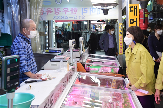 장위 전통시장 방문 중인 이경선 의원
