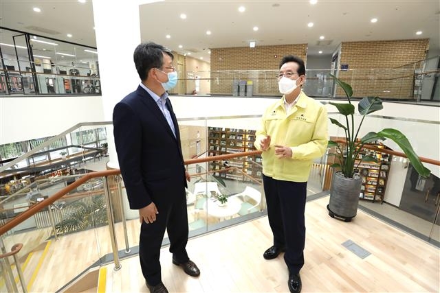 정순균(오른쪽) 서울 강남구청장이 지난 18일 세곡동 세곡커뮤니티센터를 방문해 현장을 점검하고 구청 관계자와 시설 운영에 대해 이야기를 나누고 있다. 강남구 제공