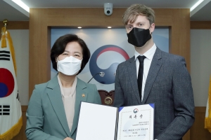 추미애, ‘딸 식당 소개 줄리안 홍보위원 위촉’ 보도 조선일보에 패소